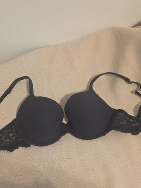SKIMS SIZE 32 D Black Lace-Back T-Shirt